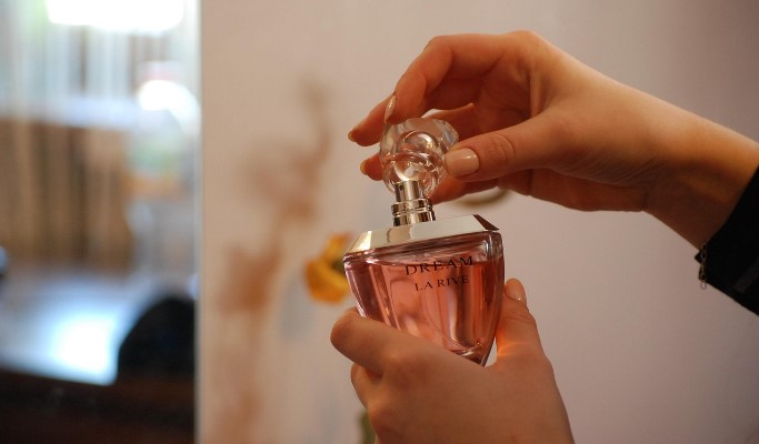 Parfum untuk Wanita: Cara Memilih Aroma yang Sesuai dengan Kepribadian dan Aktivitas
