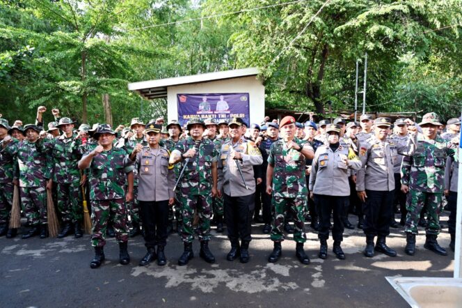 
					Kodim 0726/Sukoharjo dan Polres Sukoharjo bersinergi, Bersihkan Pasar Gawok dan bagikan Paket Sembako
