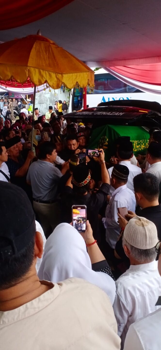 
					Raja Pun Pangeran Edward Syah Pernong Nangis Saat Gotong Keranda Ibunda Komjen Tomsi dan Ribuan pelayat mengantarkan ke tempat peristirahatan terakhir .