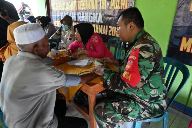 
					Kodim 0726/Sukoharjo dan Polres Sukoharjo Gelar Karya Bakti Tanam Pohon dan Pelayanan Kesehatan