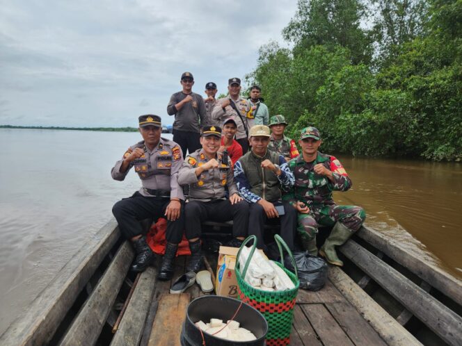 
					Patroli Gabungan 3 Pilar Polsek Kempas Menyusuri Sungai Ciptakan Kamtibmas Yang Aman Jelang Pemilu 2024