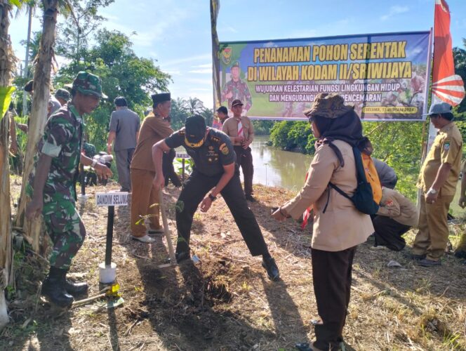 
					Penanaman Pohon Untuk Penghijauan Di Desa Padang Merbau.