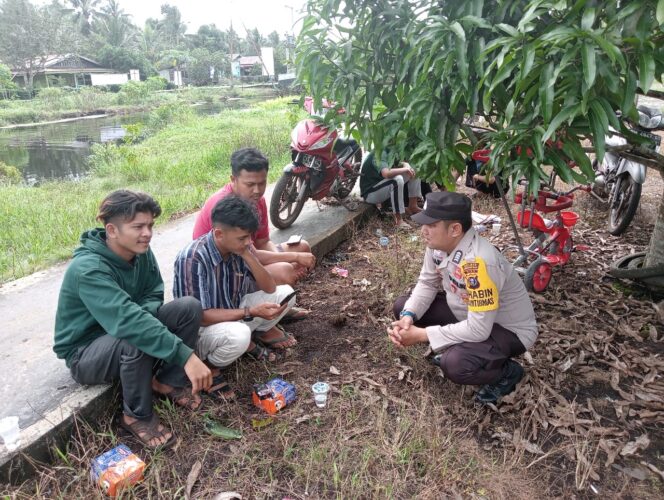 
					Menjelang Pemilu 2024 Bhabin kamtibmas Ds Gembaran kec Teluk Belengkong Bripka Hardi  Terus Melakuka Cooling Systim Pemilu Damai Terhadap Warga