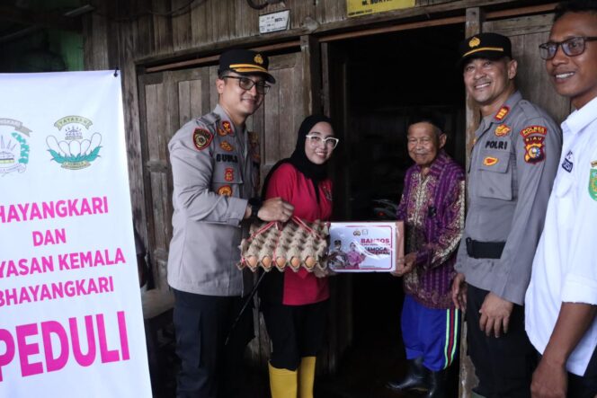 
					Kapolres Inhil Beri Sembako dan Layanan Kesehatan Gratis kepada Warga Terdampak Banjir.