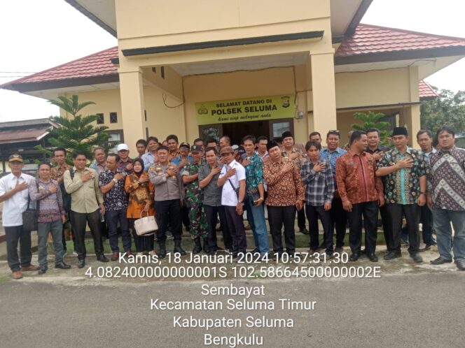 
					Polsek Seluma Mengundang camat dan kepala Desa sosialisasi Terkait Pemilu ( 2024 )