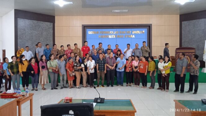 
					Ratusan Guru Di Wilayah Kabupaten Nias Utara Datang Di Kantor DPRD Sampaikan Aspirasi