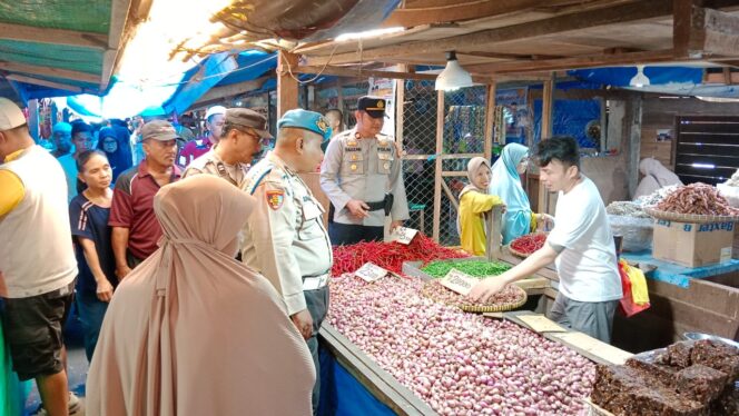 
					Polsek KSKP Sambangi Pedagang Pasar Tembilahan Pastikan Harkamtibmas Berjalan dengan Baik Jelang Pemilu 2024