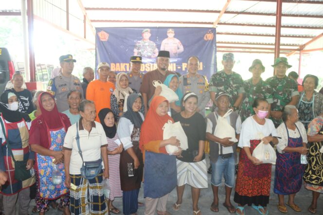 
					Bawa Pesan Pemilu Damai, TNI Polri Boyolali Laksanakan Baksos di Pasar Pengging