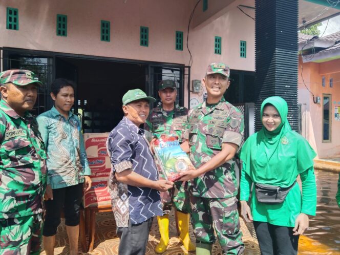 
					Dandim 1002/HST Kodam VI/Mlw Turun Langsung Salurkan Bantuan Korban Banjir