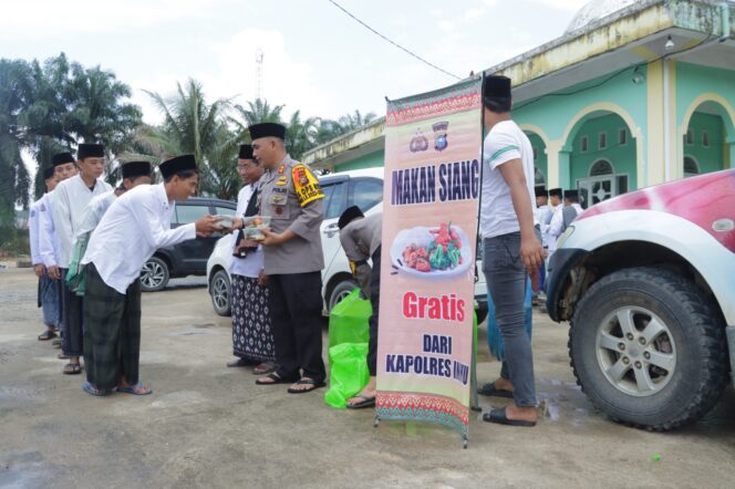 
					Kapolres Inhu Siapkan Makan Siang Untuk Jemaah dan Santri , Bayarnya Pakai Doa