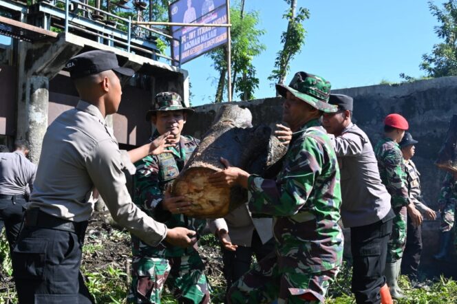 
					Kodim 0726/Sukoharjo dan Polres Sukoharjo Gelar Bersih-bersih Sungai Siluwur di Tegalsari, Kec. Weru