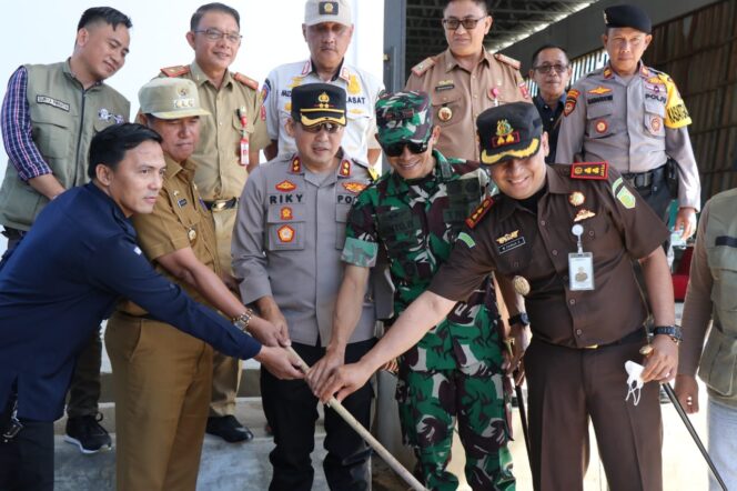 
					Kapolres Lampung Barat Hadiri Pemusnahan Kelebihan Surat Suara Pemilu Tahun 2024