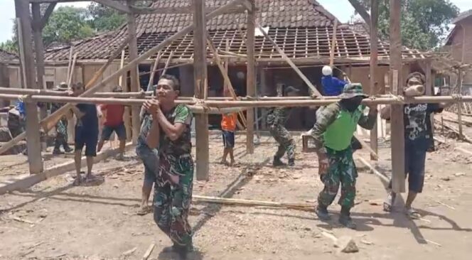 
					Angkat Budaya Gotong Royong Babinsa Bantu Mindahkan Rumah Warga