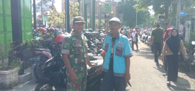 
					Ciptakan Nuansa Harmonis, Babinsa Kratonan Komsos Sasar Tukang Parkir