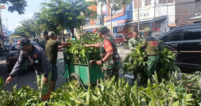 
					Ciptakan Solo Berseri, Babinsa Danukusuman Gandeng Linmas & Warga Kerja Bakti