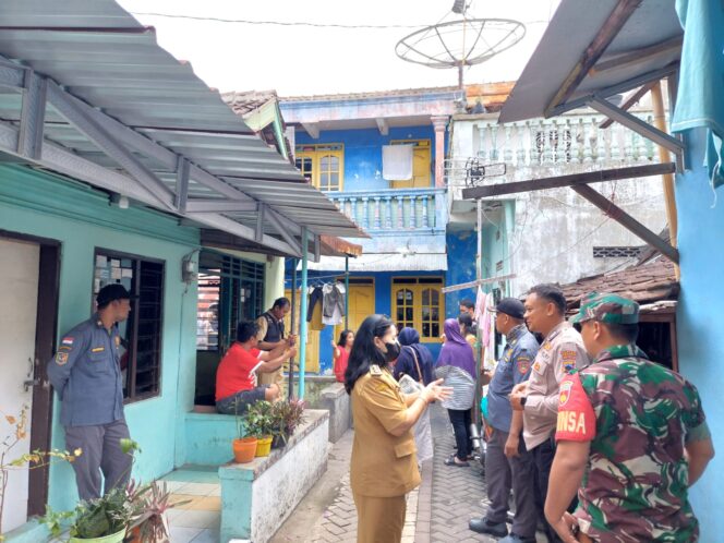 
					Babinsa Kratonan Dampingi Petugas Dinsos Cek Warga Terlantar
