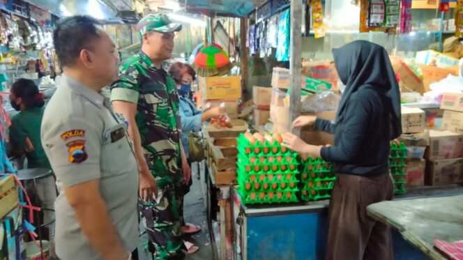 
					Pastikan Harga Sembako Stabil, Serma Yudhi dan Security Cek Harga Sembako Di Pasar 