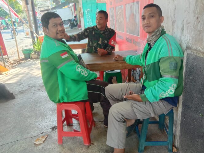 
					Driver Ojek Online (Gojek) jadi sasaran Komsos Babinsa Kratonan