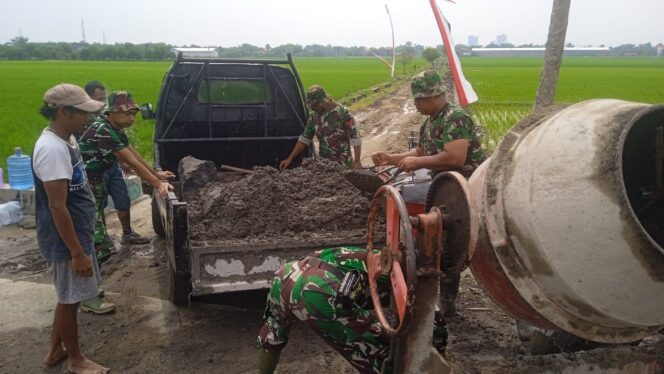 
					Anggota Kodim 0726/Sukoharjo dan Warga Gotong Royong Langsir Material