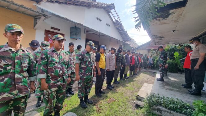 
					Babinsa Tipes Gandeng Bhabinkamtibmas & Warga Kerja Bakti Bantu Warga Kena Dampak Angin Puting Beliung