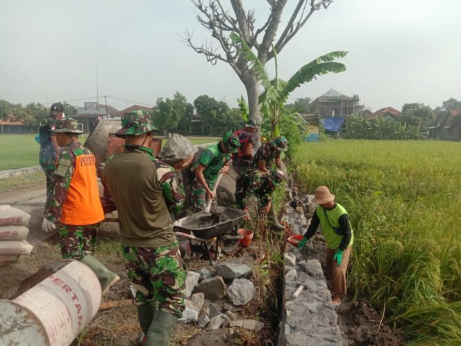 
					Kekompakan masyarakat Dan Anggota Satgas Melangsir Batu