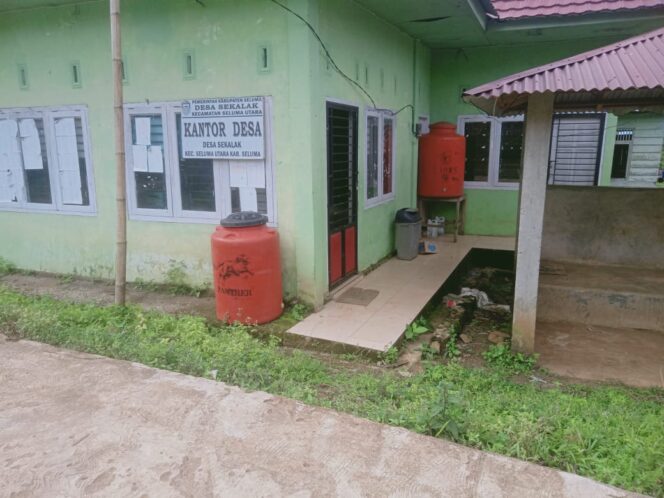 
					Kepala Desa Sekalak Diduga Jarang Masuk Ke Kantor Warganya Bertanya Ada Apa?