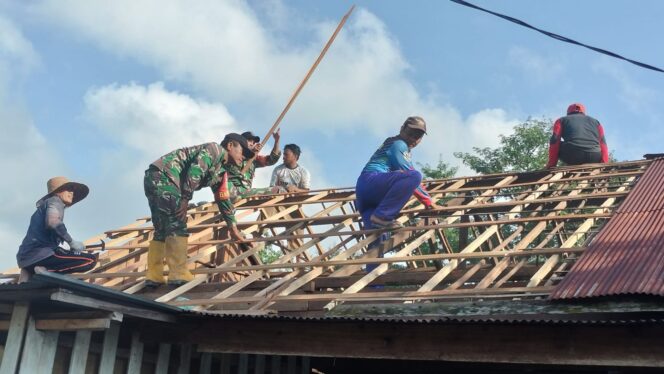 
					Koramil 06/Barabai Gotong Royong Perbaiki Atap Rumah Warga Akibat Puting Beliung