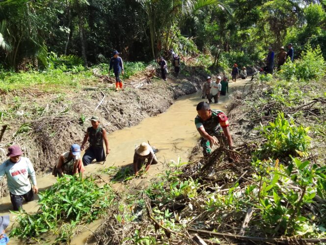 
					Sukseskan Pertanian, Babinsa Kias Gotong Royong Bersihkan Saluran Irigasi