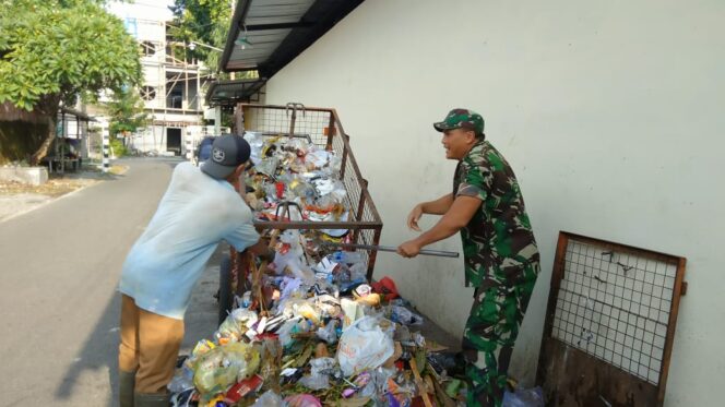 
					Peduli Lingkungan, Bati Bakti TNI Bersama DKP Bersihkan Tumpukan Sampah Warga