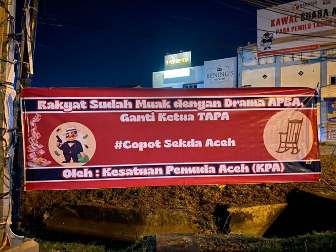 
					Spanduk Minta Copot Sekda Aceh dan Ganti Ketua DPRA Bertebaran di Banda Aceh