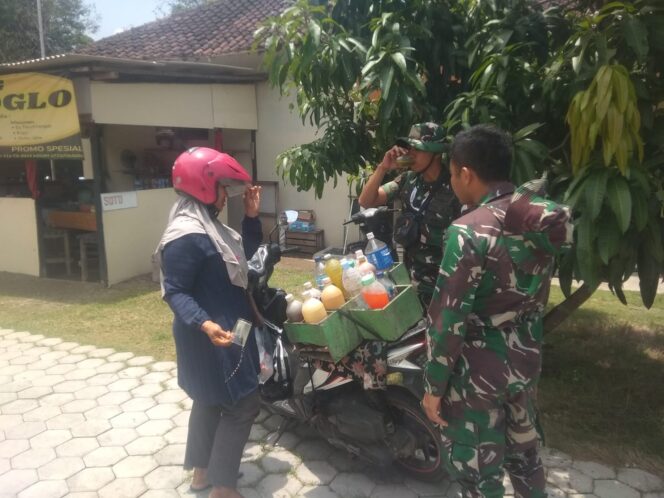 
					Laris manis Pak Tentara borong jamu keliling