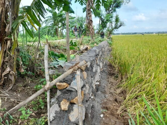 
					Talut jadi, jalan aman dari longsor