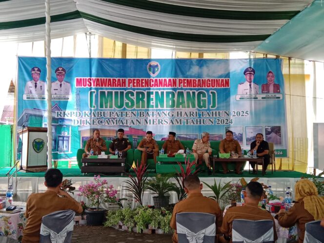
					Asisten 1 mewakili Bupati Batang hari Hadiri Musrenbang RKPD Kecamatan Mersam tahun Anggaran 2024/2025
