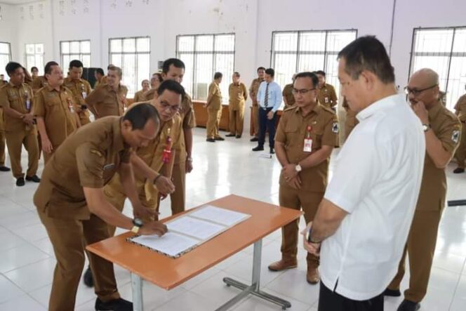 
					Pengukuhan Pejabat Pimpinan Tinggi Pratama Pejabat Admistrator Pejabat Pengawas Dan Pejabat Fungsional Lingkup. Pemkab. Nisut