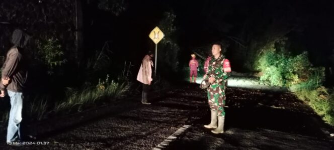 
					Tanggap Bencana, Babinsa Koramil Selo Evakuasi Tanah Longsor