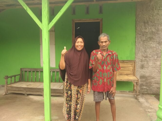 
					Senyum bahagia Ahmadi (Penderita Tumor) rumahnya sudah jadi
