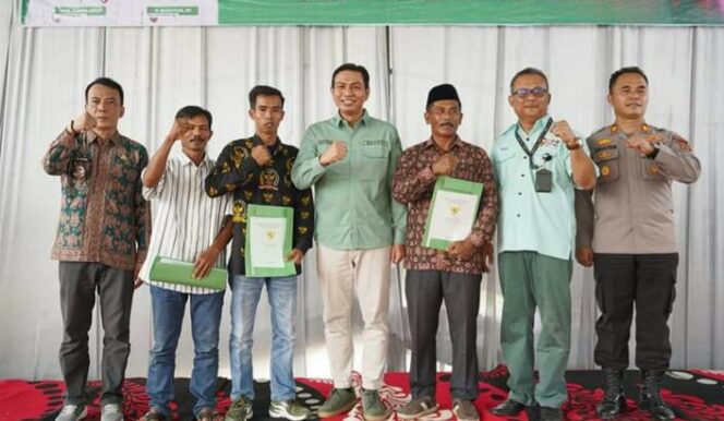 
					MFA Menyerahkan Sertifikat PTSL dan Beasiswa Tangguh Kecamatan Batin XXIV