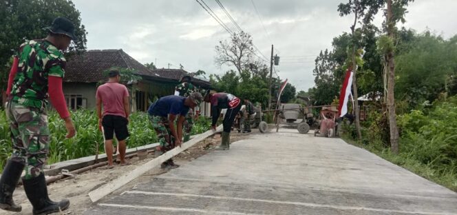 
					Satgas TMMD fokus Finishing merapikan kanan kiri Jalan Beton
