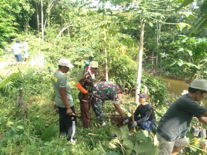
					Babinsa dan Warga Lakukan Penghijauan di Bantaran Sungai Kadirno