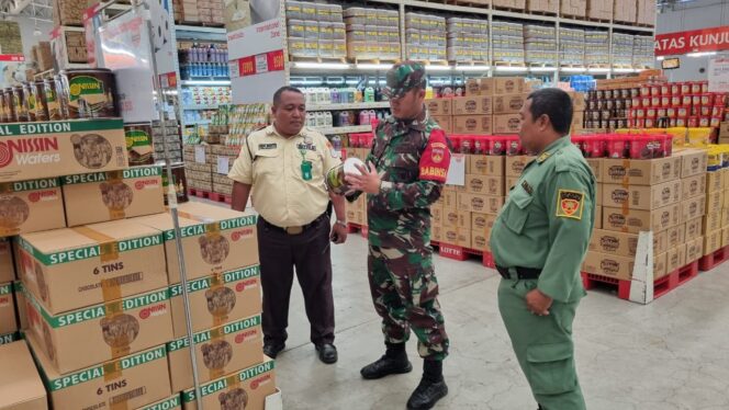 
					Terus Berupaya di Bulan Puasa, Babinsa Tipes Cek Harga Sembako