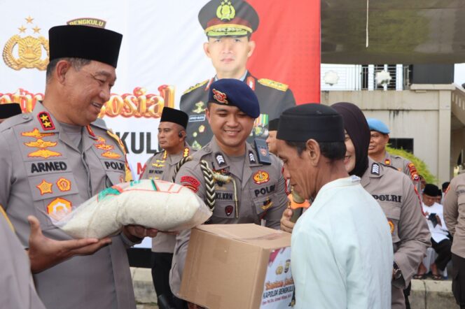 
					Kapolda Bengkulu Kembali Berbagi, Salurkan 100 Paket Sembako ke Warga Lebong