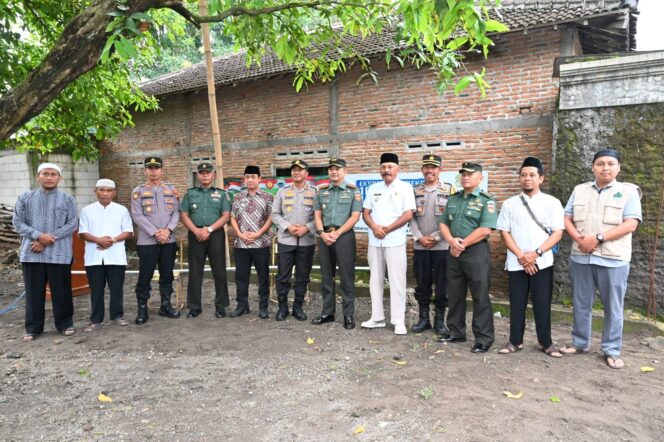 
					Dandim 0726/Sukoharjo Letkol Slamet Riyadi, Resmikan Sumur Bor Di Masjid Nur Rohmah