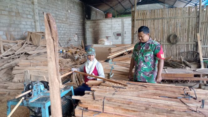 
					Babinsa Mojosongo Sambangi Pelaku UMKM di Desa Manggis