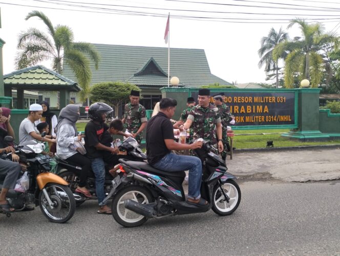 
					Berkah Ramadhan, Kodim 0314/Inhil Bagikan Takjil Gratis Kepada Masyarakat
