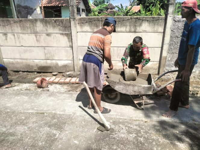 
					Bahu Membahu Dengan Warga Babinsa Perbaiki Talud Jalan