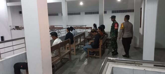 
					TNI Polri Amankan Ibadah Umat Kristiani