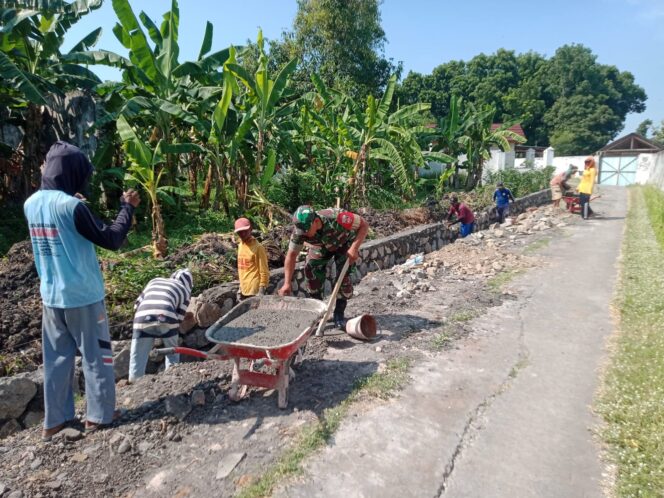 
					Optimalkan Pengairan Sawah Babinsa Kerja Bakti Bangun Talud Irigasi
