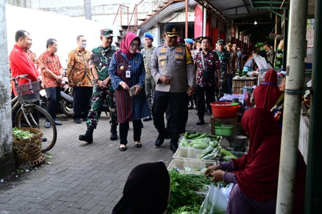 
					*Dandim 0726/Sukoharjo Bersama Forkopimda Dampingi Bupati Cek Langsung Harga Sembako*