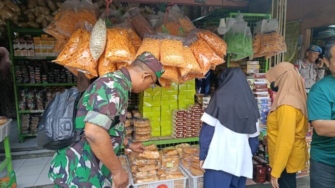 
					Babinsa Minta Konsumen Waspada Barang Kadaluarsa Jelang Idul Fitri