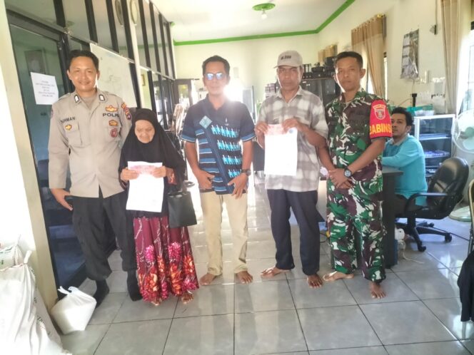 
					Beri Rasa Aman, Babinsa Kodim 1002/HST Pendamping Penyaluran BLT